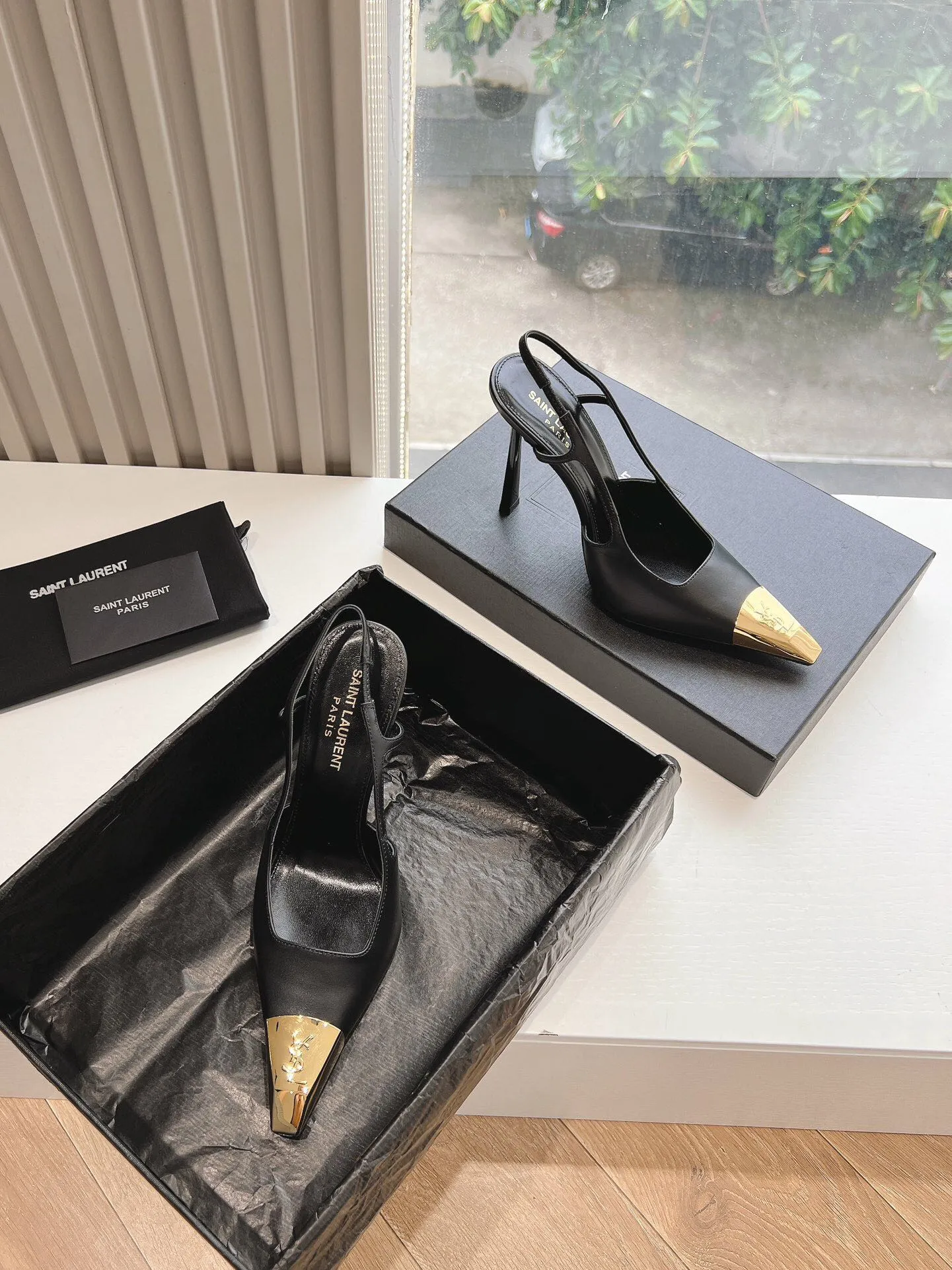 👟👟Ex-factory price 560👟👟 Women's shoes factory, women's shoes, women's clothing, top quality Saint Laurent/Yves Saint Laurent Lee metal buckle single shoes, YSL sister's beautiful high heels, and the small square toe of the same style as Saint Laurent Rose. High-heeled shoes are very good at modifying the foot shape, luxury metal chain. In recent years, SL👟👟factory price is that women are becoming more and more understanding of high-heeled shoes. The embarrassing design impression of the waterproof platform model is gone. YSL's beautiful high-heeled shoes. Upper: imported patent leather/cowhide. Sole: genuine leather outsole. Heel height: about 11cm. Sizes 35-39 (40, 41 customized, non-refundable and non-exchangeable)